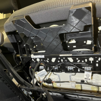 VW T-Roc A11 D11 Schowek na książkę pokładową pod fotelem kierowcy, pakiet doposażenia